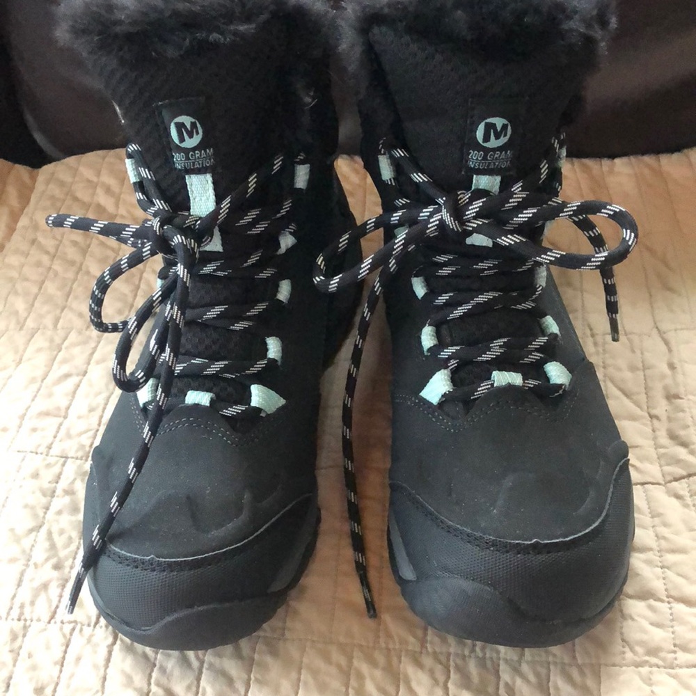 Women’s Merrell waterproof snow boots. Size 9. Like new condition.